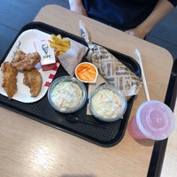 Foto diambil di KFC oleh J P. pada 9/5/2021