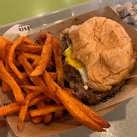 Foto scattata a Mahaloha Burger da Seth D. il 10/10/2019
