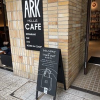 Photo taken at ARK HiLLS CAFE by たっくん on 9/27/2021
