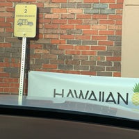 Foto diambil di Hawaiian Bros oleh Katrina B. pada 5/8/2022