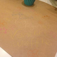 Das Foto wurde bei Vanilin Waffle &amp;amp; Coffee Shop von Şerife Ö. am 3/2/2016 aufgenommen