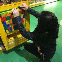 Photo taken at Hamleys by 8i8 on 4/2/2017