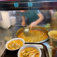 Photo taken at Ah Heng Curry Chicken Bee Hoon Mee 亚王咖喱鸡米粉面 by Sylvia on 4/11/2024