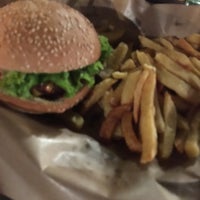 รูปภาพถ่ายที่ Bites &amp;amp; Pints Burger &amp;amp; Beer Bar โดย iozertop i. เมื่อ 10/2/2018