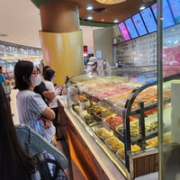 Photo taken at Krispy Kreme by Sukhatai on 10/1/2022