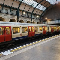 Photo taken at Notting Hill Gate London Underground Station by Sukhatai on 8/4/2023