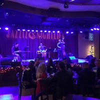 Foto scattata a Jazziz Nightlife da Andrew B. il 12/19/2014