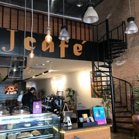 Foto diambil di J Cafe Specialty Coffee oleh iNouf pada 11/17/2019