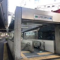 Photo taken at Oedo Line Azabu-juban Station (E22) by 本江 英. on 5/22/2022