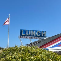 Foto scattata a The Lobster Roll Restaurant da Suzanne D. il 8/28/2022