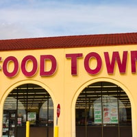 Foto diambil di Food Town oleh Food Town Grocery Stores pada 2/14/2019