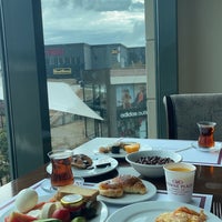 Photo taken at Crowne Plaza Cesni Restaurant by Ghdy💕 on 7/10/2022