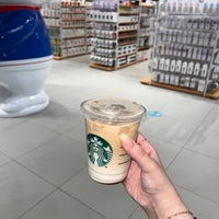 Das Foto wurde bei Starbucks von R .. am 5/23/2022 aufgenommen