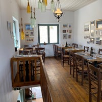 Foto diambil di To Kanoni Restaurant oleh Margit E. pada 10/18/2022