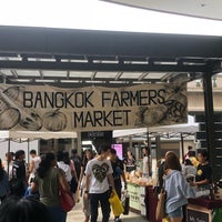 รูปภาพถ่ายที่ Bangkok Farmers&amp;#39; Market โดย Matt H. เมื่อ 9/8/2018