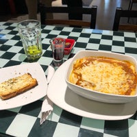 Foto diambil di Napoli Pizza &amp;amp; Pasta oleh Isabella A. pada 8/14/2019