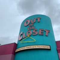 รูปภาพถ่ายที่ Out of the Closet โดย Jemillex B. เมื่อ 12/29/2019