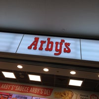 Photo taken at Arby&amp;#39;s by 🎀 Arzum G. on 4/8/2017