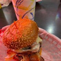 Photo taken at Pearl&amp;#39;s Deluxe Burgers by Eric T. on 6/20/2021