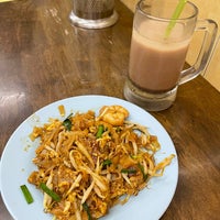 Photo taken at Siam Road Charcoal Char Koay Teow by Eric T. on 12/2/2023