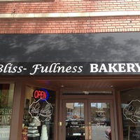 Foto tirada no(a) Bliss-fullness Custom Cakes and Pastries por Brian A. em 8/13/2013