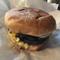 รูปภาพถ่ายที่ Juicy&amp;#39;s Giant Hamburgers โดย Bill L. เมื่อ 6/8/2017