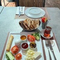 รูปภาพถ่ายที่ Deniz Restaurant &amp;amp; Cafe โดย Mamdouh เมื่อ 2/19/2023