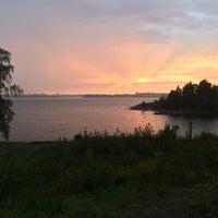 Photo taken at Kruunuvuorenranta / Kronbergsstranden by Toni L. on 8/19/2016