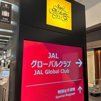 Photo taken at JAL GLOBAL CLUB Counter by Shin (. on 4/13/2024