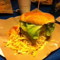 4/20/2013에 Yukico R.님이 Bomber&amp;#39;s Burger에서 찍은 사진