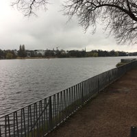 Das Foto wurde bei Alster-Laufstrecke von Leigh G. am 3/29/2017 aufgenommen