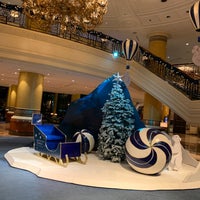 12/25/2019 tarihinde Fziyaretçi tarafından Lobby Lounge at Makati Shangri-La'de çekilen fotoğraf