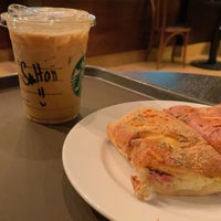 Photo prise au Starbucks par Sultan le10/15/2022