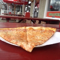 4/14/2014 tarihinde Jeff L.ziyaretçi tarafından Nat&amp;#39;s Pizza'de çekilen fotoğraf
