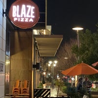 รูปภาพถ่ายที่ Blaze Pizza โดย Mubarak . เมื่อ 2/15/2019