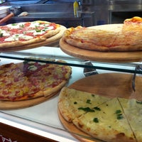 8/29/2013 tarihinde Slices Pizza Co.ziyaretçi tarafından Slices Pizza Co.'de çekilen fotoğraf