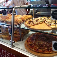 8/29/2013 tarihinde Slices Pizza Co.ziyaretçi tarafından Slices Pizza Co.'de çekilen fotoğraf
