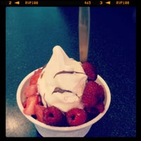 รูปภาพถ่ายที่ Golden Spoon Frozen Yogurt โดย Erica N. เมื่อ 8/20/2012