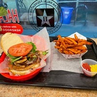 Foto scattata a Tallgrass Burger da Adam A. il 1/27/2022