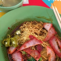 Photo taken at 香记云吞面 Xiang Ji Wanton Noodle by Shirlene S. on 5/15/2014
