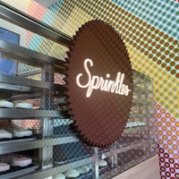Foto scattata a Sprinkles Beverly Hills Cupcakes da Hana L. il 8/2/2022
