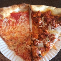 2/20/2014 tarihinde Binge House Pizzaziyaretçi tarafından Basilicos Pizzeria'de çekilen fotoğraf