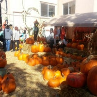 Foto tomada en Piedmont Avenue Pumpkin Patch &amp;amp; Haunted House  por Jennifer P. el 10/25/2013