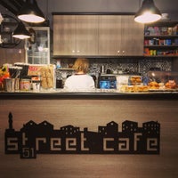 Das Foto wurde bei 51 street cafe von Kostas K. am 12/27/2017 aufgenommen