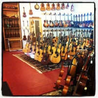 2/18/2013 tarihinde Lindsay F.ziyaretçi tarafından Retrofret Vintage Guitars'de çekilen fotoğraf