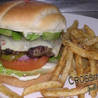 Photo prise au The Crossing Grill &amp;amp; Bar par The Crossing Grill &amp;amp; Bar le6/21/2014