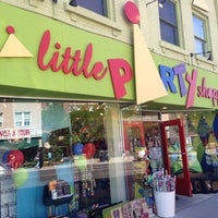 5/26/2013 tarihinde Ryan G.ziyaretçi tarafından Little Party Shoppe'de çekilen fotoğraf