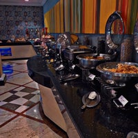 Foto diambil di Mosaic Mediterranean Restaurant oleh NF pada 6/18/2023