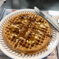 Photo taken at Waffle House by Stephen H. on 8/26/2017