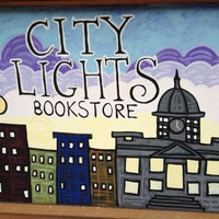 Foto tirada no(a) City Lights Bookstore por Mike T. em 4/19/2013